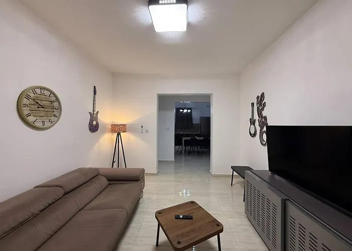 Apartment Seaside Haven Bbq Near D Square St. Paul's Bay